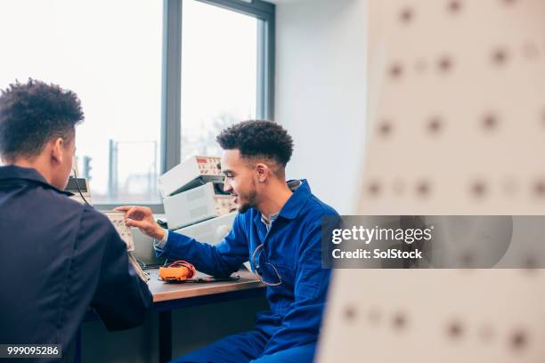 werken aan een project engineering groep - solstock stockfoto's en -beelden