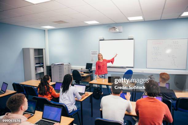 insegnamento di una classe di ingegneria - interactive whiteboard foto e immagini stock