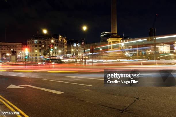 long exposure night shot of traffic in london by trafalgar square - traffik film 2018 stock-fotos und bilder