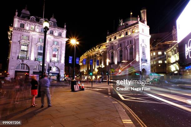 long exposure night shot of traffic in london at piccadilly circus - traffik film 2018 stock-fotos und bilder