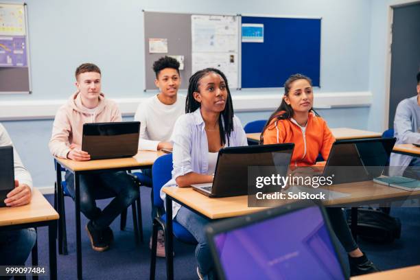 luisteren in engineering klasse - solstock stockfoto's en -beelden