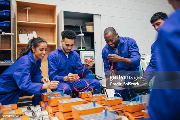 werken aan een project engineering groep - education events stockfoto's en -beelden