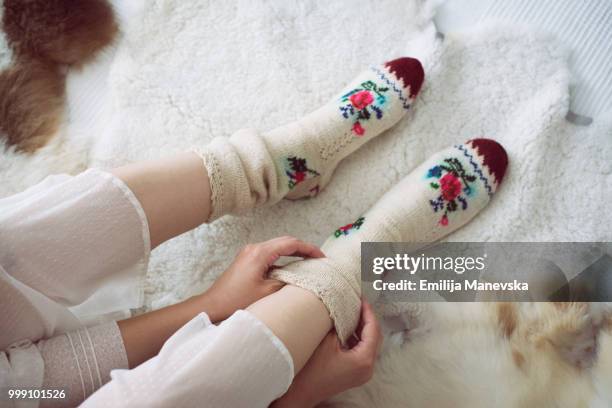 female legs in knitted socks - womens beautiful feet - fotografias e filmes do acervo