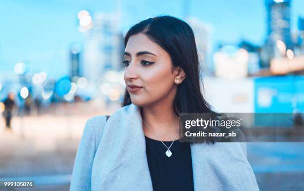 empresaria en ciudad. - nazar fotografías e imágenes de stock