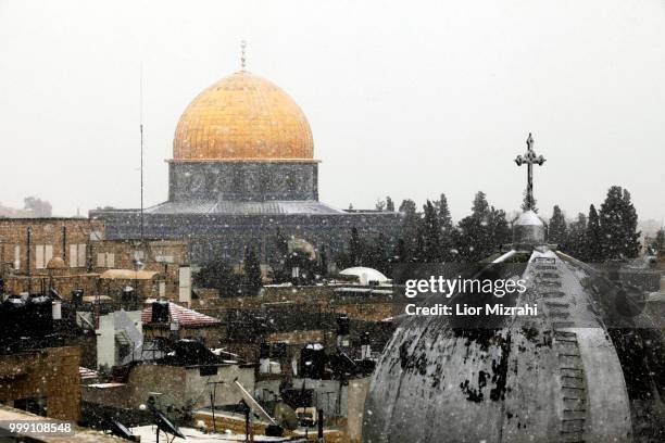 view of the old city of jerusalem and the dome of the rock in the snow from mount of olives - dome of the rock stock-fotos und bilder