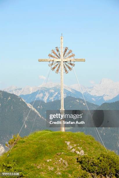 summit with summit cross, mt. vorderer felderkopf, 1928m, near garmisch-partenkirchen, oberau, werdenfelser land area, upper bavaria, bavaria, germany - werdenfelser land stock pictures, royalty-free photos & images