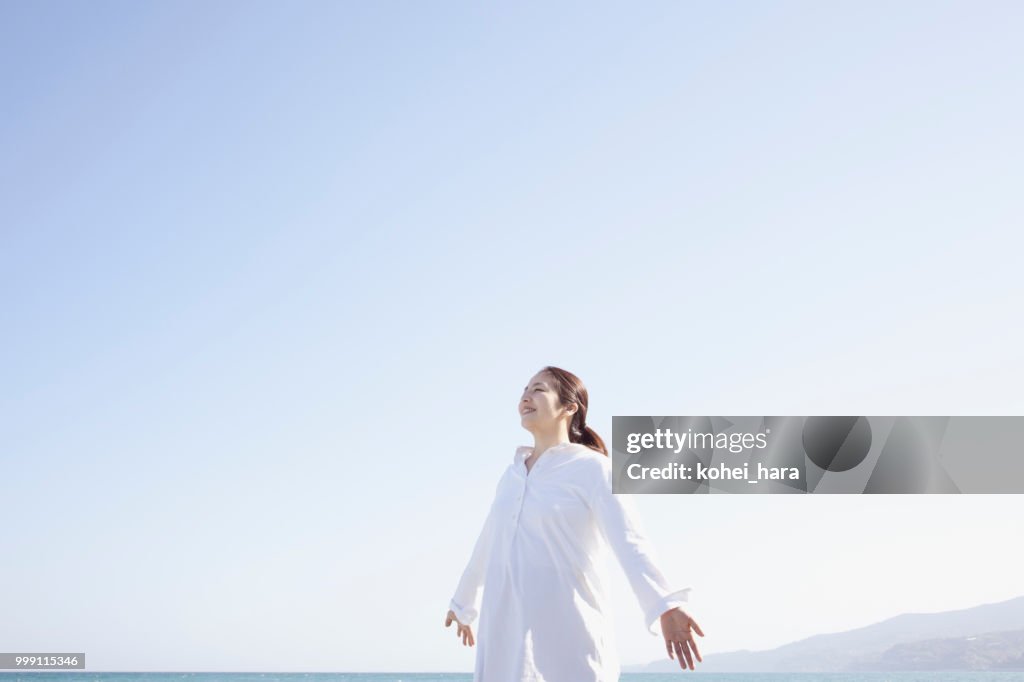 女性が海辺でリラックス