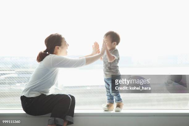 madre e figlio comunicano - kohei hara foto e immagini stock