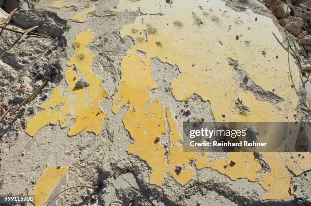 rubble, wall element with paint rests, close-up - scheur grond stockfoto's en -beelden