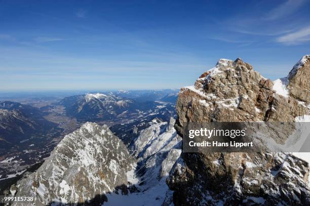 mt. zugspitze, 2962m, and waxenstein range, wettersteingebirge mountains, werdenfels, upper bavaria, bavaria, germany - waxenstein stockfoto's en -beelden