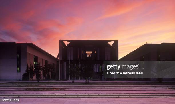 bundeskanzleramt federal chancellery, sunset, evening sky, mitte district, berlin, germany - silhouette contre jour fotografías e imágenes de stock