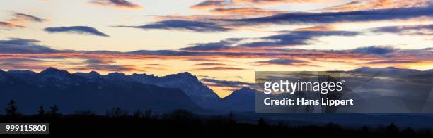 panoramic view from peretshof in the dietramszell municipality on the alps and mt. zugspitze, 2962m, wettersteingebirge mountains, upper bavaria, bavaria germany - dietramszell stock-fotos und bilder