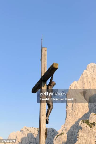 cross, stripsenjochhaus, wilder kaiser, tyrol, austria - wilder stockfoto's en -beelden