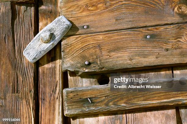 detail, barn with stables in grisons, switzerland - latch fotografías e imágenes de stock