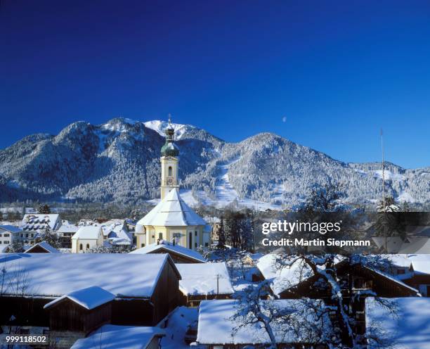 lenggries with mt. brauneck, isarwinkel, upper bavaria, bavaria, germany - lenggries stock-fotos und bilder