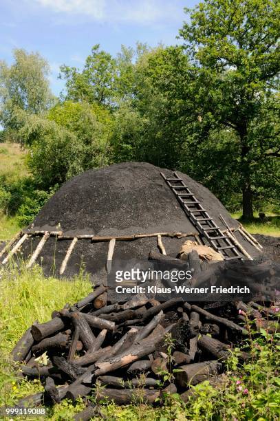readily prepared charcoal mound, walpersdorf, siegen-wittgenstein district, north rhine-westphalia, germany - siegen fotografías e imágenes de stock