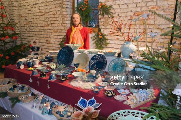 ceramic artist selling ceramic items at a christmas market, moosburg, bavaria, germany - bricolage stock-fotos und bilder