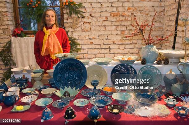 ceramic artist selling ceramic items at a christmas market, moosburg, bavaria, germany - bricolage stockfoto's en -beelden