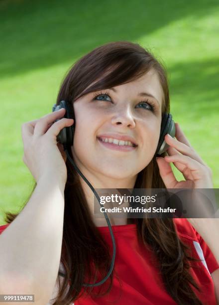 young woman wearing sports clothing and headphones - technic stock pictures, royalty-free photos & images