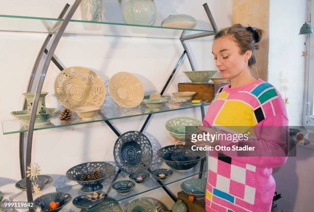 ceramic artist with her work in her studio, geisenhausen, bavaria, germany - bricolage stockfoto's en -beelden