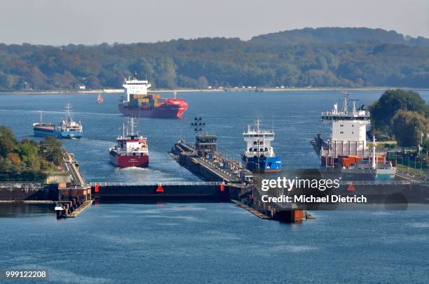 shipping traffic at holtenau lock, nord-ostsee-kanal, kiel canal, kiel, schleswig-holstein, germany - worldwide day of play and the carmelo anthony foundation san juan puerto rico stockfoto's en -beelden