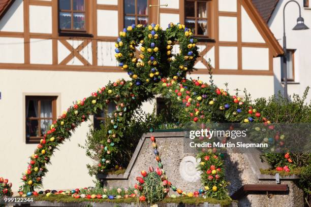 easter fountain, decorated fountain, kirchehrenbach, franconian switzerland, upper franconia, franconia, bavaria, germany - fachwerk stockfoto's en -beelden