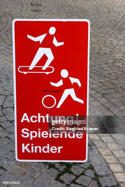 sign, achtung! spielende kinder, german for beware! children at play - kinder foto e immagini stock