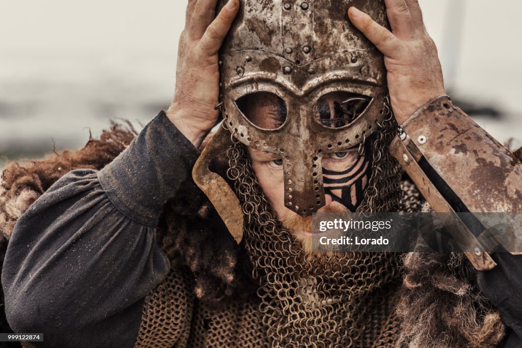 Equipo y casco de vikingo