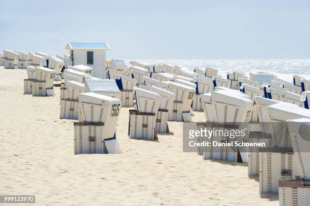 roofed wicker beach chairs on the beach in westerland, sylt island, schleswig-holstein, germany - holstein friesian stockfoto's en -beelden
