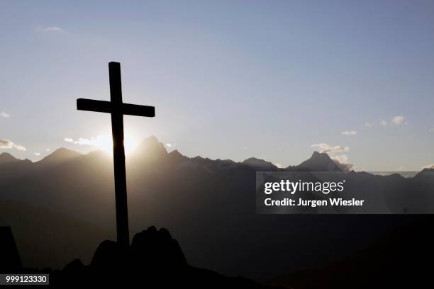 summit cross on nufenenpass at 2478 m, behind the bernese alps with mt. finsteraarhorn, 4274m and mt. lauteraarhorn, 4043m, canton valais, switzerlandd - valais canton photos et images de collection