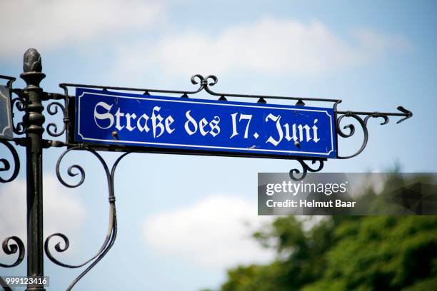 street sign next to berlin victory column, strasse des 17. juni street, berlin, germany - strasse stock pictures, royalty-free photos & images