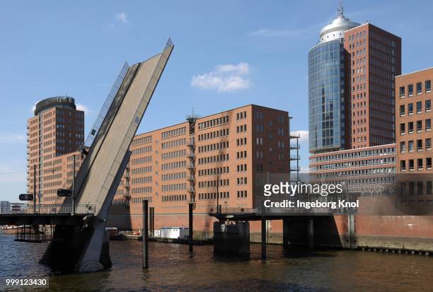 bascule bridge in sandtorhafen, hafencity district, hamburg, germany - bascule bridge stock pictures, royalty-free photos & images