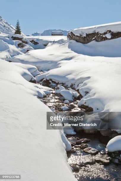 brook, lodge, snow, zuers on the arlberg pass, vorarlberg, austria - estância de esqui de zurs imagens e fotografias de stock