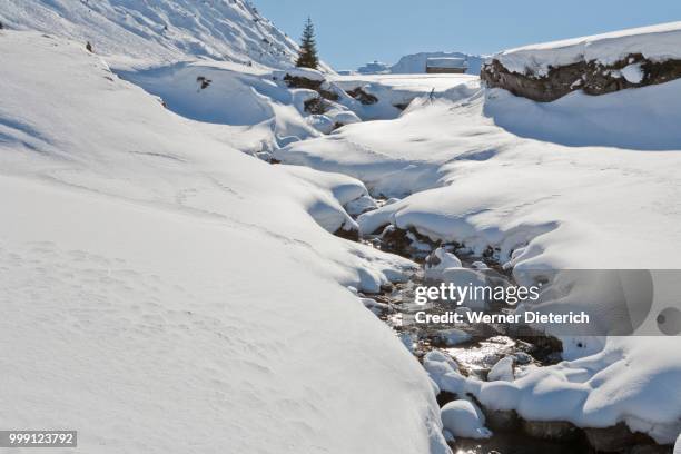 brook, lodge, snow, zuers on the arlberg pass, vorarlberg, austria - estância de esqui de zurs imagens e fotografias de stock