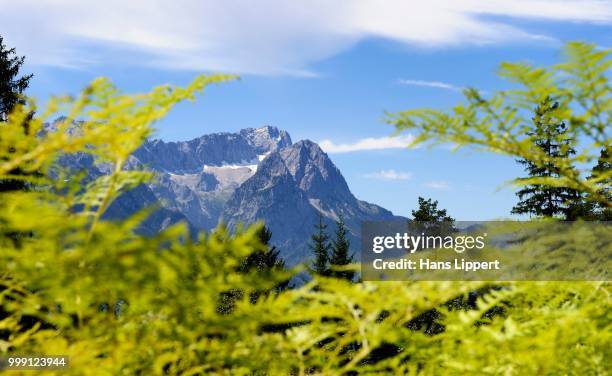 zugspitze mountain and jubilaeumsgrat ridge, garmisch-partenkirchen, werdenfelser land region, upper bavaria, bavaria, germany - werdenfelser land stock pictures, royalty-free photos & images