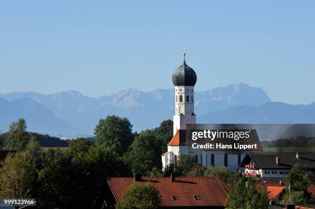 mariae himmelfahrt parish church, muensing on lake starnberg, zugspitze mountain, alps, fuenfseenland area, upper bavaria, bavaria, germany, publicground - starnberg fotografías e imágenes de stock