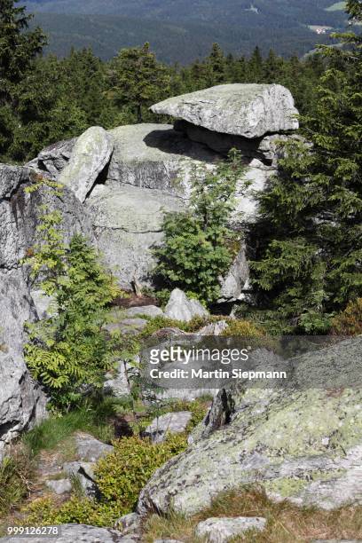 rocks on the summit of ochsenkopf mountain, fichtelgebirge mountain range, upper franconia, franconia, bavaria, germany, publicground - upper franconia - fotografias e filmes do acervo