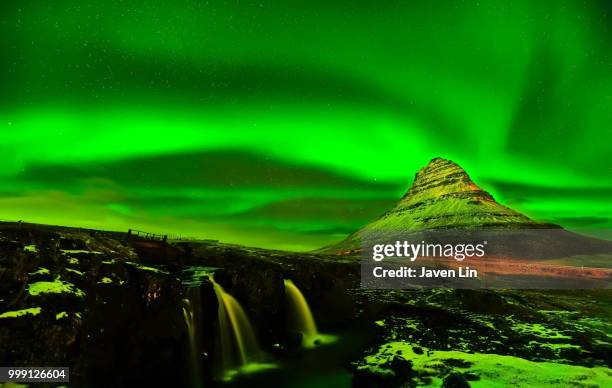 aurora over kirkjufell in iceland. - lin stock pictures, royalty-free photos & images