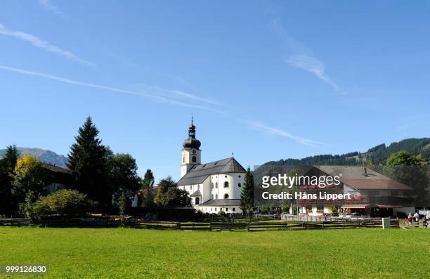 parish church of st. nicholas, tannheim, tannheimer valley, tyrol, austria, publicground - st nicholas church stock-fotos und bilder