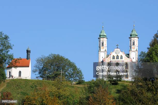 leonard chapel and the church of the holy cross, calvary hill, bad toelz, upper bavaria, bavaria, germany, publicground - chapel of the holy cross stock pictures, royalty-free photos & images