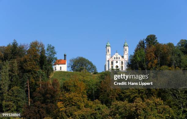 leonard chapel and the church of the holy cross, calvary hill, bad toelz, upper bavaria, bavaria, germany, publicground - chapel of the holy cross stock pictures, royalty-free photos & images