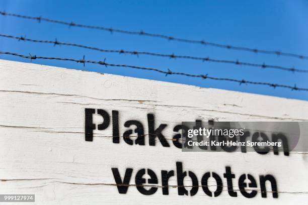 plakatieren verboten, german for no bill-sticking!, lettering on a site fence, mitte district, berlin, germany - exclusive photo shoot of priscilla presley at her beverly hills home april 9 1975 stockfoto's en -beelden