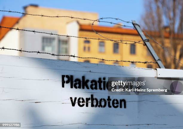 plakatieren verboten, german for no bill-sticking!, lettering on a site fence, mitte district, berlin, germany - indication stock pictures, royalty-free photos & images