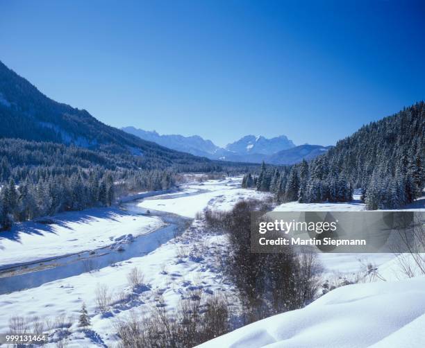 isar river between wallgau and vorderriss, wettersteingebirge mountains and mt zugspitze in the back, isarwinkel, toelzer land, upper bavaria, bavaria, germany - werdenfelser land stock pictures, royalty-free photos & images