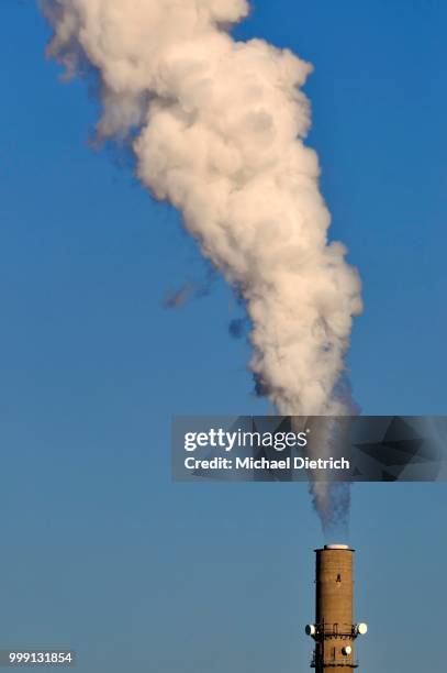 exhaust emissions, plume of smoke, chimney of a power plant, kiel, schleswig-holstein, germany - worldwide day of play and the carmelo anthony foundation san juan puerto rico stockfoto's en -beelden