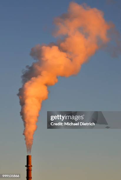 exhaust emissions, plume of smoke, chimney of a power plant, kiel, schleswig-holstein, germany - worldwide day of play and the carmelo anthony foundation san juan puerto rico stockfoto's en -beelden