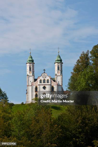 view of leonhardskapelle chapel and kirche heilig kreuz, church of the holy cross, kalvarienberg, bad toelz, upper bavaria, bavaria, germany, publicground - chapel of the holy cross foto e immagini stock