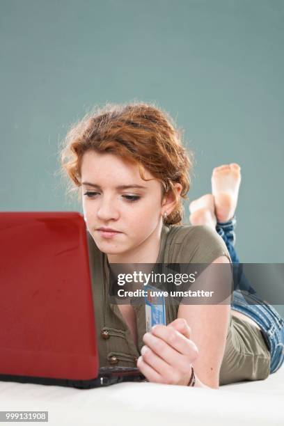 girl using a laptop - less is more stockfoto's en -beelden