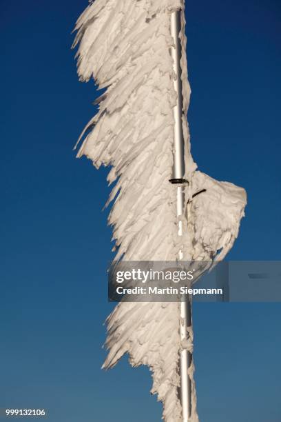 ice-covered flagpole, zugspitze mountain, bavaria, germany - werdenfels photos et images de collection