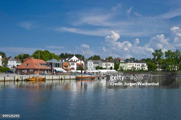 harbour with townscape, neustadt in holstein, schleswig-holstein, germany - sleeswijk holstein stockfoto's en -beelden